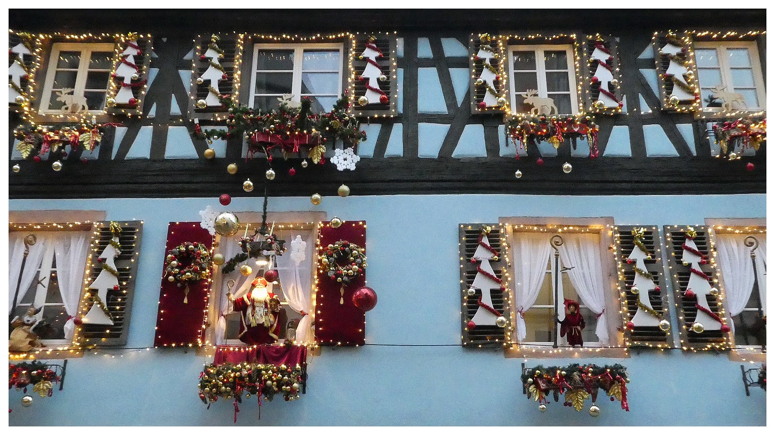 Noël : voici comment décorer vos rebords de fenêtre pour créer une